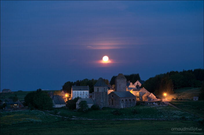 Village d'Aubrac sous la Lune
